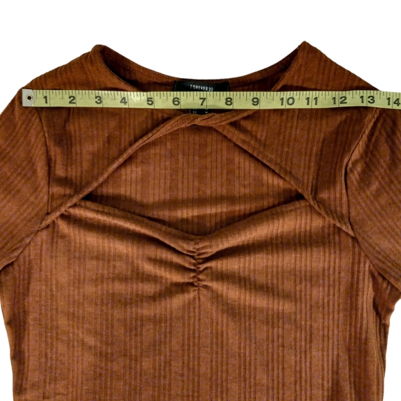 NWOT | Forever 21 Ribbed Cutout Neckline Twist Detail Cropped Top | US M. - Picture 5 of 5